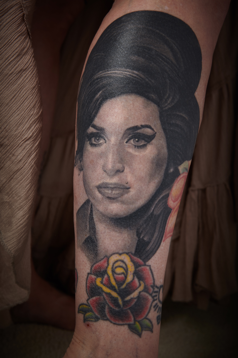 Princess Hilla show her tatto of Amy Winehouse